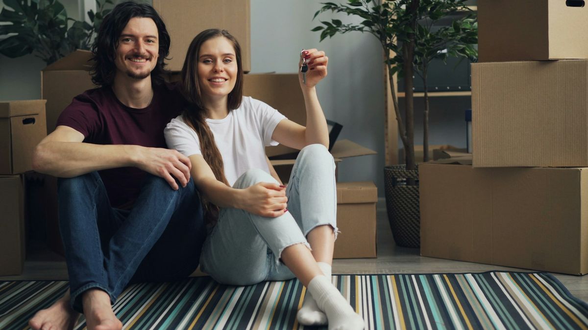Par som har fått nøklene til ny bolig